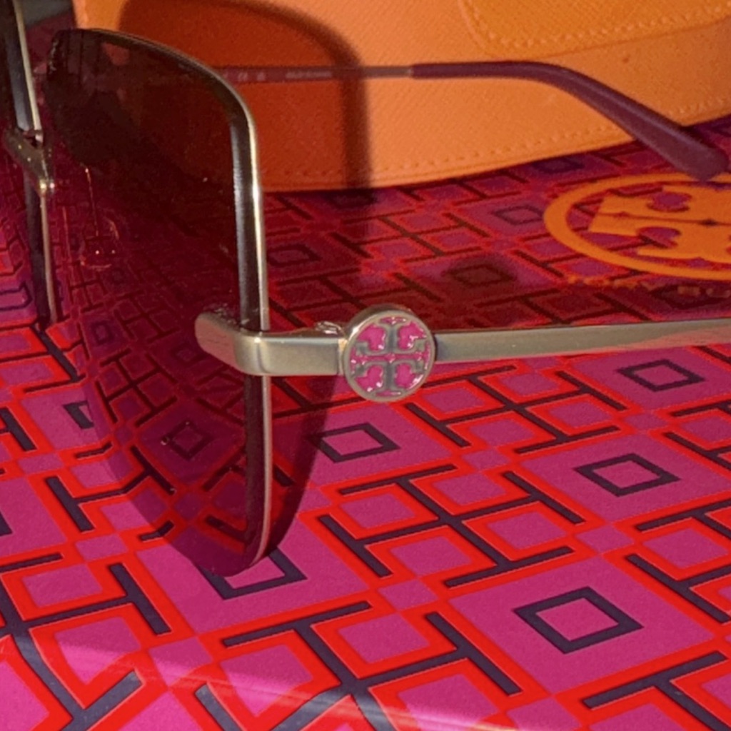 Beautiful Tory Burch Oversized Sunnies W/ Metal And Stunning Purple Accents